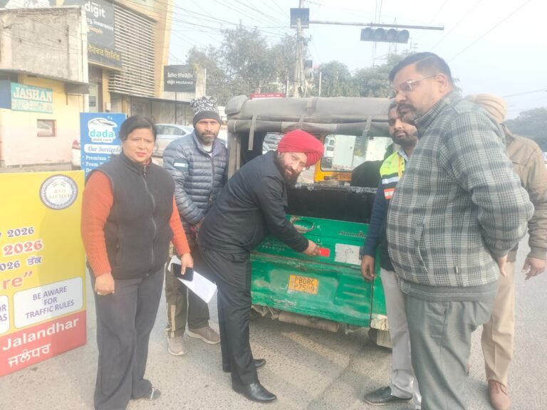 ਸੜਕ ਸੁਰੱਖਿਆ ਮਹੀਨੇ ਤਹਿਤ ਆਰ.ਟੀ.ਓ. ਨੇ ਵਾਹਨਾਂ ’ਤੇ ਲਗਾਏ ਰਿਫਲੈਕਟਰ…. ਸੜਕ ਸੁਰੱਖਿਆ ਪ੍ਰਤੀ ਜਾਗਰੂਕਤਾ ਵਧਾਉਣ ਲਈ ਜ਼ਿਲ੍ਹੇ ’ਚ ਚਲਾਈ ਜਾਵੇਗੀ ਜਾਗਰੂਕਤਾ ਮੁਹਿੰਮ