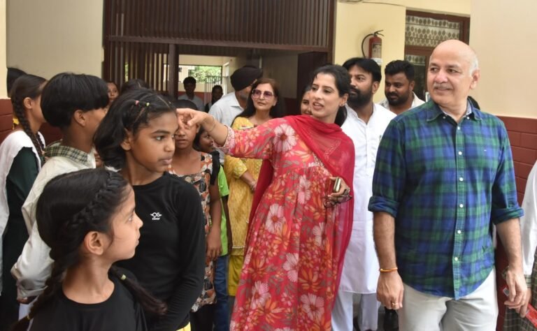 ‘ਆਪ’ ਆਗੂ ਮੁਨੀਸ਼ ਸਿਸੋਦੀਆ ਨੇ ਨਾਰੀ ਨਿਕੇਤਨ ਦਾ ਕੀਤਾ ਦੌਰਾ, ਬੱਚਿਆਂ ਨਾਲ ਕੀਤੀ ਗੱਲਬਾਤ–ਟਰੱਸਟ ਦੇ ਜਨਰਲ ਸਕੱਤਰ ਗੁਰਜੋਤ ਕੌਰ ਤੇ ਟਰੱਸਟੀ ਸੀਮਾ ਚੋਪੜਾ ਨੇ ਕੀਤਾ ਸਵਾਗਤ